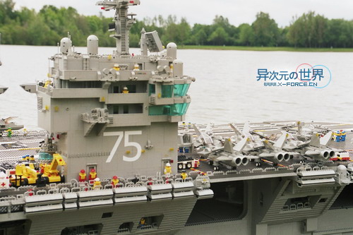 趣闻┊叹为观止的精彩!!用乐高(LEGO)积木搭出来的逼真巨型航母~!(附巨量清晰照片)