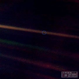 图片是“暗淡蓝点” (Pale Blue Dot)