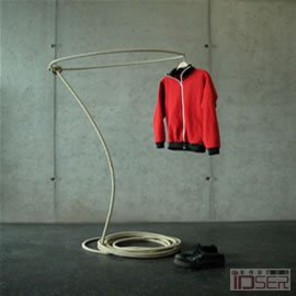 套索衣架( Lasso wardrobe ),来自设计师Johannes Hemann 和Kai Linke