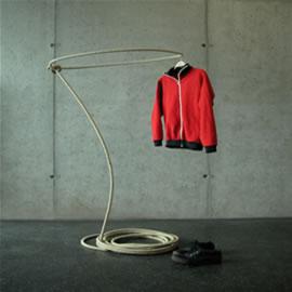 套索衣架（ Lasso wardrobe ），来自设计师Johannes Hemann 和Kai Linke