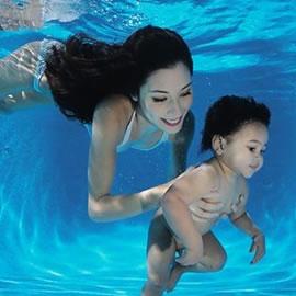 小孩在海水里