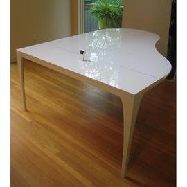 iPiano+优雅的钢琴桌