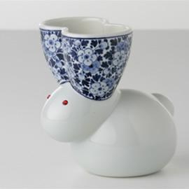 图片为设计师 Marcel Wanders 为 Moooi 设计的小兔子青花瓷作品