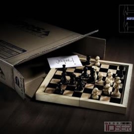 图片是快递公司的一则广告，快递的是一盘正在下的国际象棋