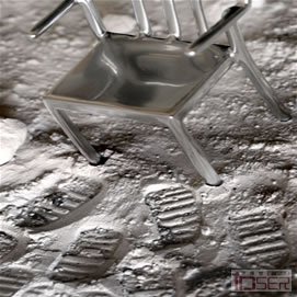 图片是A chair on the moon