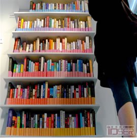 图片是设计师Valeri Madill用颜色标记图书