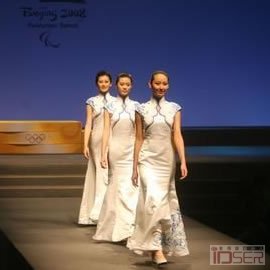 图片是2008年北京奥运会颁奖女装