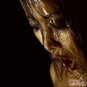 图片是一张水流过女孩的脸的照片（Water Girl Asian Running Face）