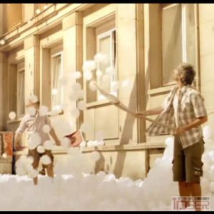 图片是英国Orange公司的一段广告（The Future