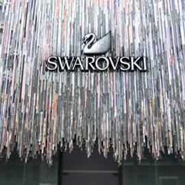 日本设计师Tokujin Yoshioka设计的东京银座的施华洛世奇旗舰店外观水晶森林（ Crystal Forest）