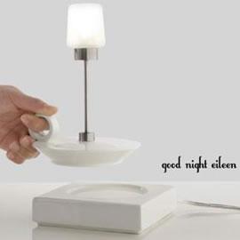 设计师Christine Birkhoven设计的叫做Good Night Eileen的可以无线充电的LED灯
