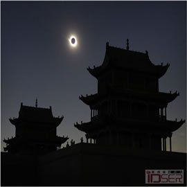 图片是8月1日嘉峪关日全食