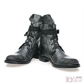 图片是Ann Demeulemeester的皮靴