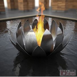 图片是设计师Elena Colombo的火雕塑（Fire Sculpture）
