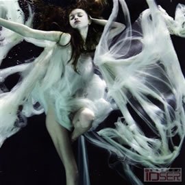 图片是摄影师Alix Malka拍摄的模特Marcelina Sowa浮在水中