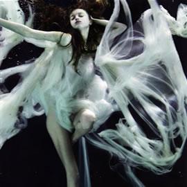 摄影师Alix Malka拍摄的模特Marcelina Sowa浮在水中