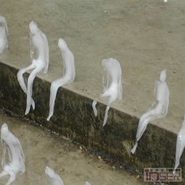 图片是正在融化的冰人