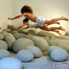图片是法国设计师Stéphanie Marin的鹅卵石座垫LivingStones
