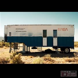 图片是摄影师Richard Harrington在荒郊野外发现的NASA（美国太空总署）喷气动力实验室的实验舱拖车
