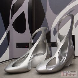 图片是巴西著名环保时尚品牌公司Melissa与世界著名建筑师Zaha Hadid联合设计推出的女鞋