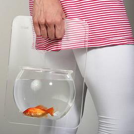 设计师Michal Shabtiali带来的概念鱼缸Portable Fish Bowl