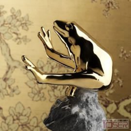 图片是皇家哥本哈根的设计师Allan Therkelsen设计的“好运青蛙”系列的瓷器礼品