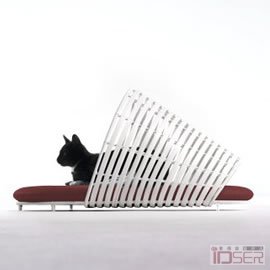 图片是设计师Kenneth Cobonpue设计的宠物沙发床Operetta Pet Lounge