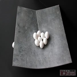 图片是来自Schleeh设计室的夜礼服（Tuxedo）碟子