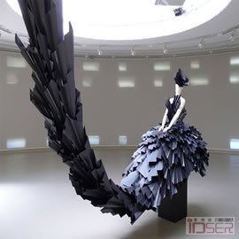 图片是Zoe Bradley融入了雕塑和戏剧元素的服装设计作品