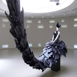 Zoe Bradley融入了雕塑和戏剧元素的服装设计作品