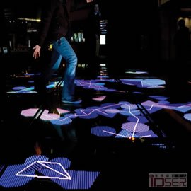 图片是United Visual Artists在日本东京的Oyane广场铺设的一块新的互动地板Contact