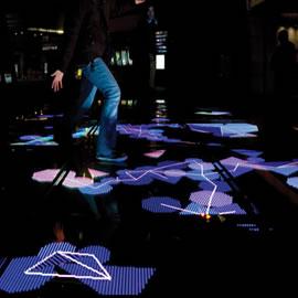 United Visual Artists在日本东京的Oyane广场铺设的一块新的互动地板Contact