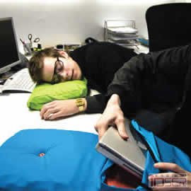 图片是冰岛设计师Hafsteinn Juliusson带来的叫做The NapBook的笔记本包
