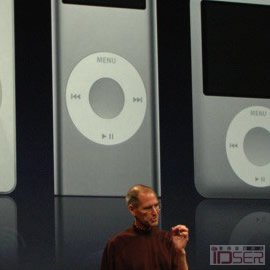 图片是第四代iPod Nano正式发布的现场