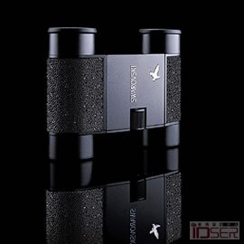 图片是施华洛世奇双筒望远镜(Swarovski Crystal Pocket Binoculars)