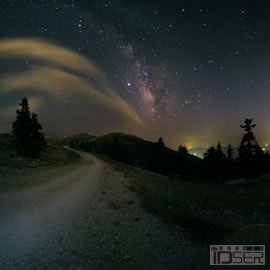图片是天文学家Tunç Tezel在土耳其布尔隆(Bursa)附近的一座山上拍摄的夜空