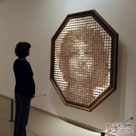 图片是交互设计师Daniel Rozin制作的木头镜子（Wooden Mirror）