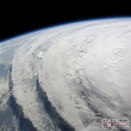 图片是国际空间站从220英里高空拍摄的飓风Ike
