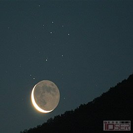 图片是美丽的昂星团与残月