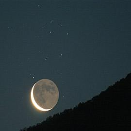 美丽的昂星团与残月