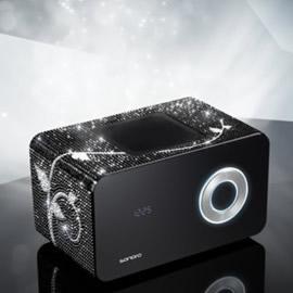 施华洛世奇（Swarovski）联手德国顶级音响制造商Sonoro共同打造的水晶收音机Elements Stardust