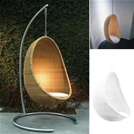 设计师Bonacina Pierantonio设计的蛋形藤条吊椅(Egg Wicker Armchair)