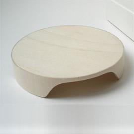 是设计师Tore Borgersen和Michael Olofsson设计的一张休闲咖啡桌（ Nora lounge table）