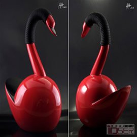 图片是设计师Adam Hammerman带来的优雅的天鹅茶壶