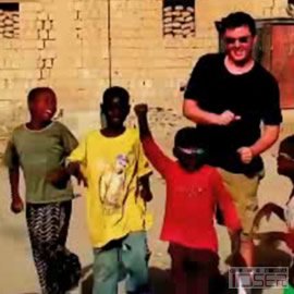 图片是一段美好的短片Happy People Dancing on Planet Earth