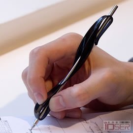 图片是设计师Takumi Yoshida专为书写拉丁文设计的Aptus笔