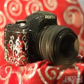 图片是施华洛世奇宾得单反相机（Swarovksi-studded Pentax SLR）