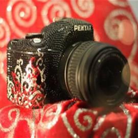 施华洛世奇宾得单反相机（Swarovksi-studded Pentax SLR）