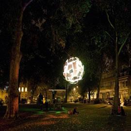 伦敦第一届餐馆和酒吧设计大奖委托Cinimod Studio设计室设计一款室外灯饰“分解的灯球”（Exploded globe of light）