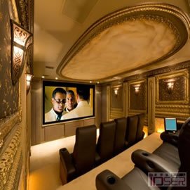 图片是经典的意大利式黄金家庭影院（Classic Italian-styled Golden Home Theatre）